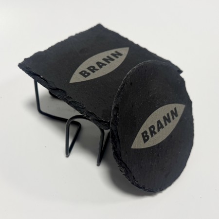 Bordbrikker av skifer med Brann logo